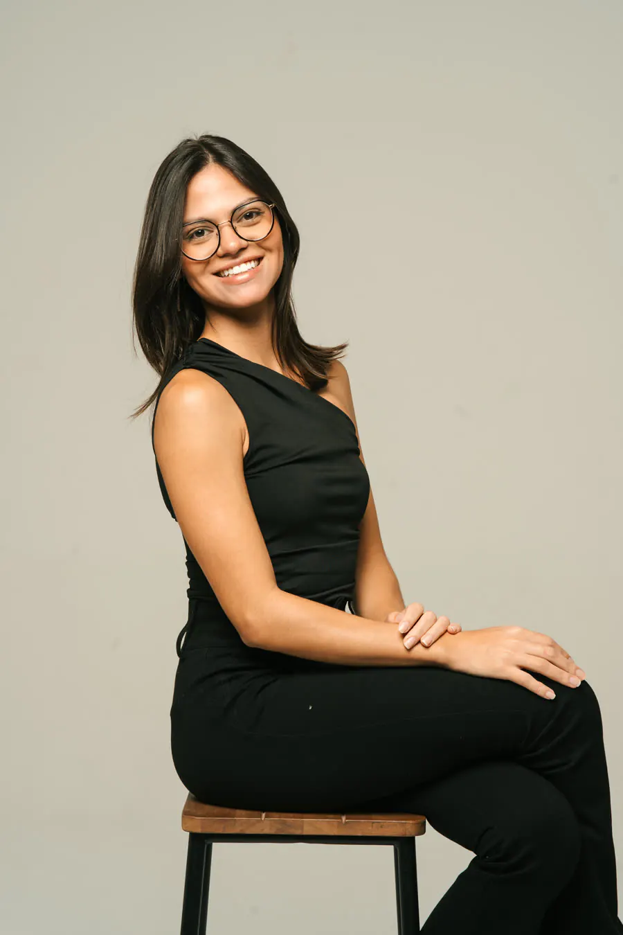 Juliane Mattiello sorrindo, sentada